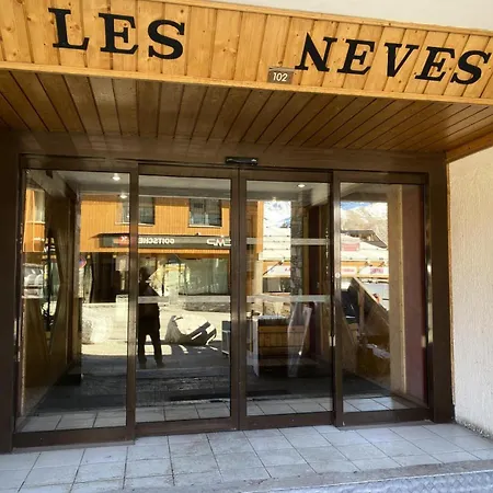 Neves - Location: Pour 4 Personnes Dans Un Quartier Anime